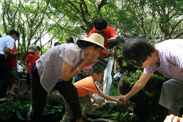 洗龙水，沾吉祥