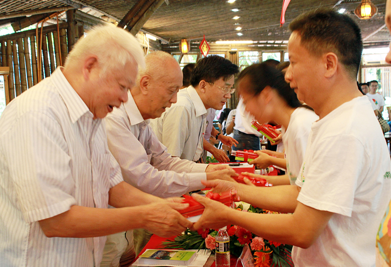 与会的专家、领导向获奖者颁奖